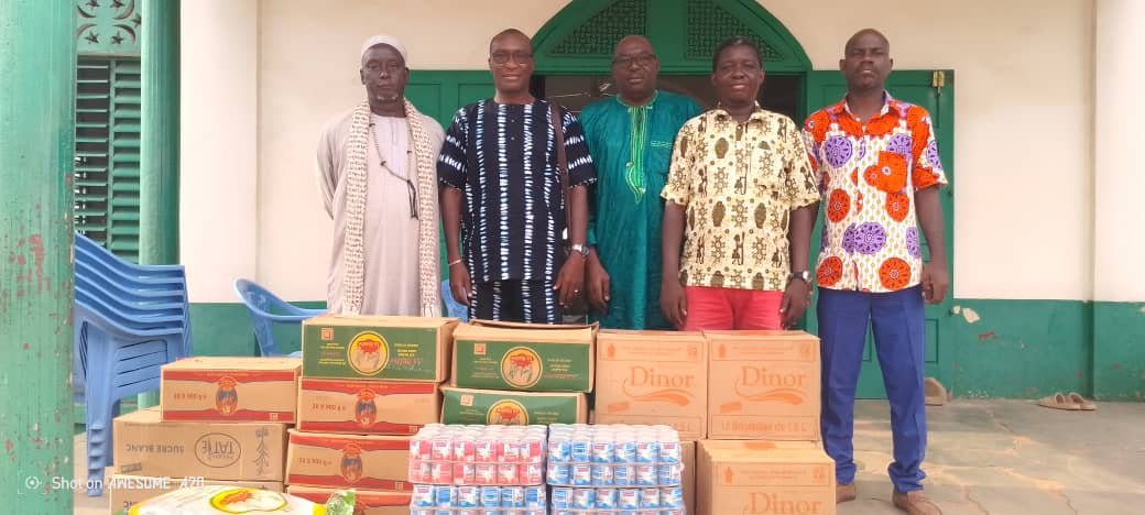 CIV/Ramadan 2025 : Le Président Raymond Konan, les bras chargés, aux côtés des musulmans du Bélier
