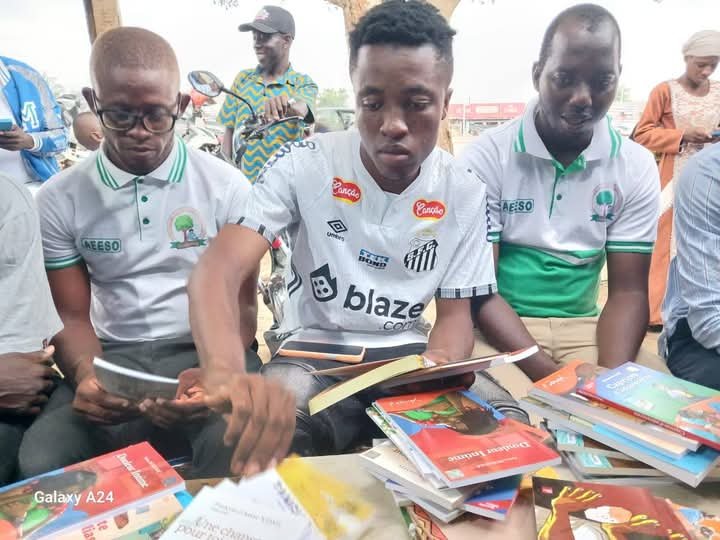 Région du Folon : Yacouba Sidibé fait un important don de manuels scolaires aux élèves de Sokoro