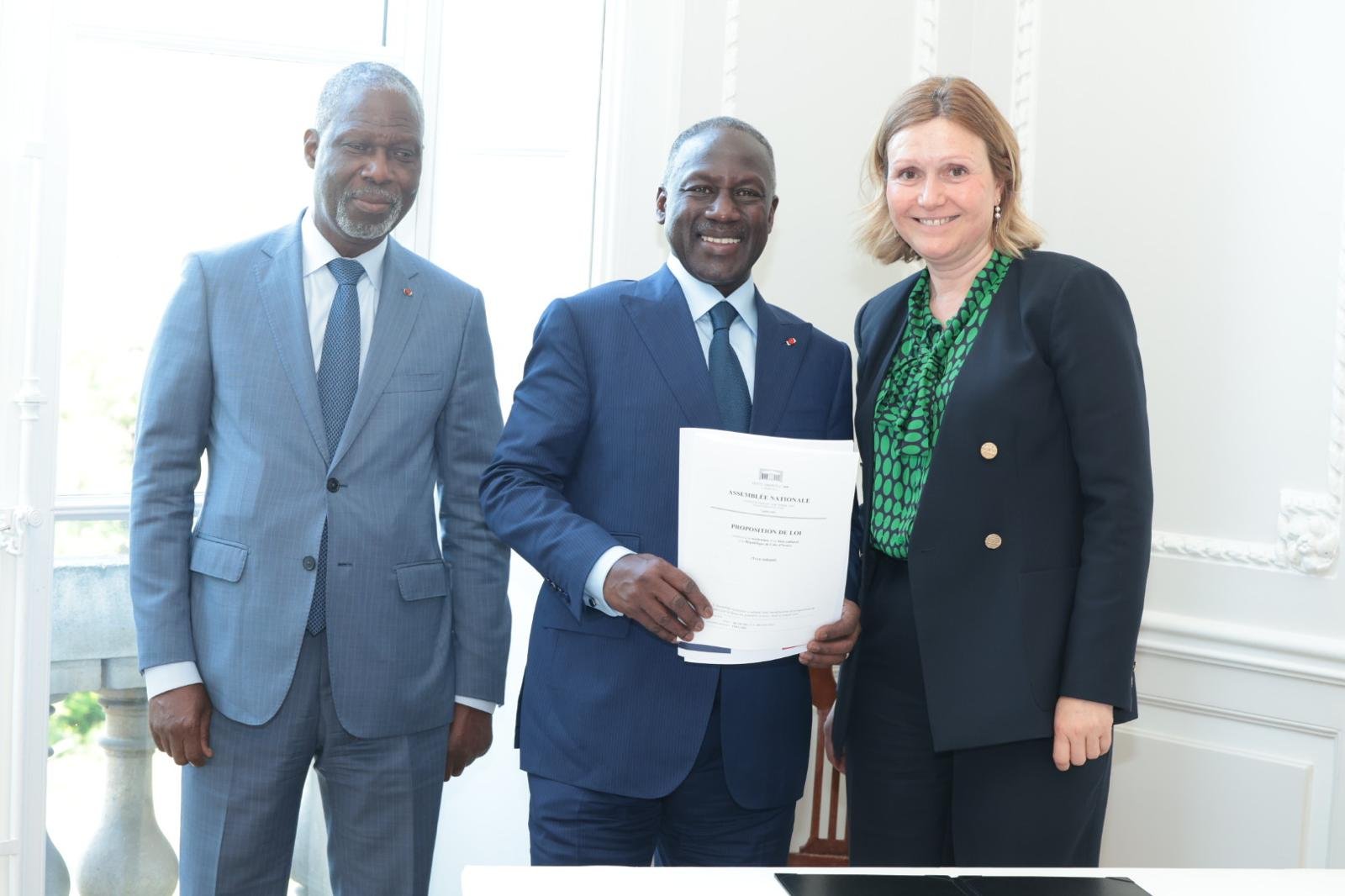 CIV/Restitution du patrimoine culturel : Adama Bictogo reçoit la loi cadre au Parlement français