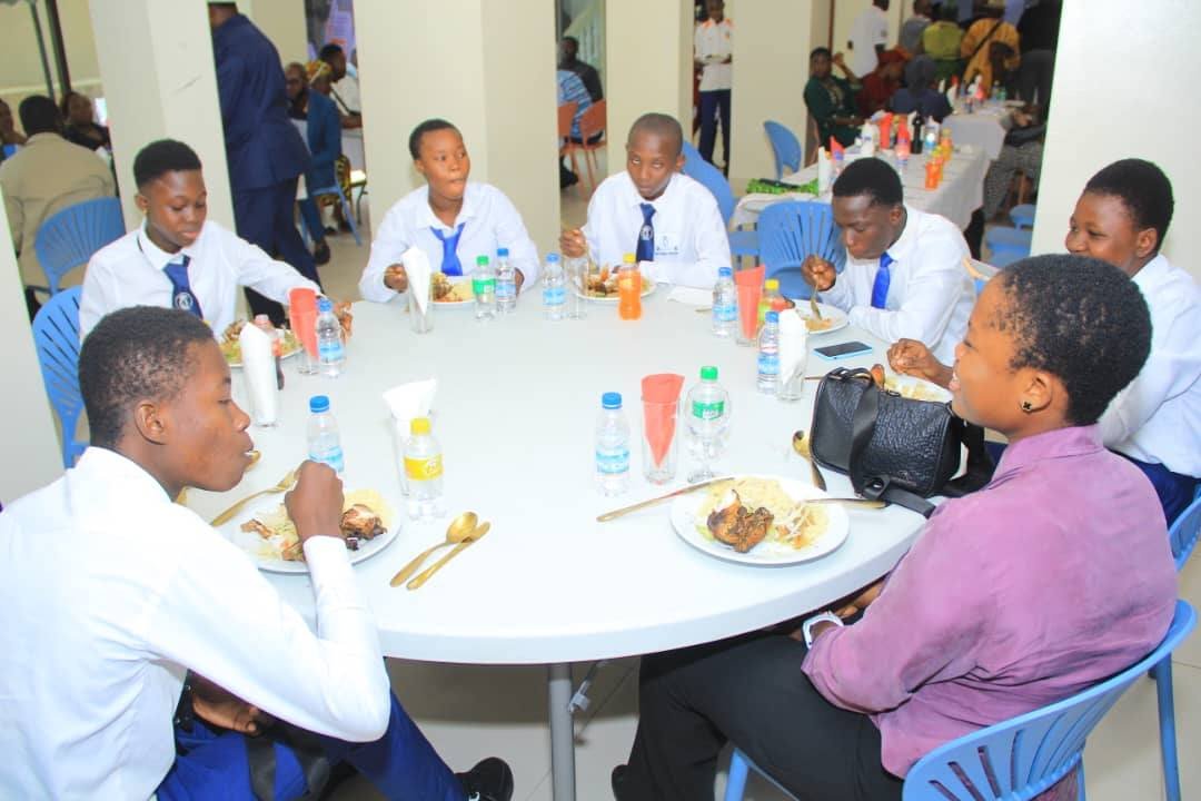 Attécoubé/Célébration de l’excellence: Les meilleurs élèves du groupe scolaire DPC à la table du maire DPC