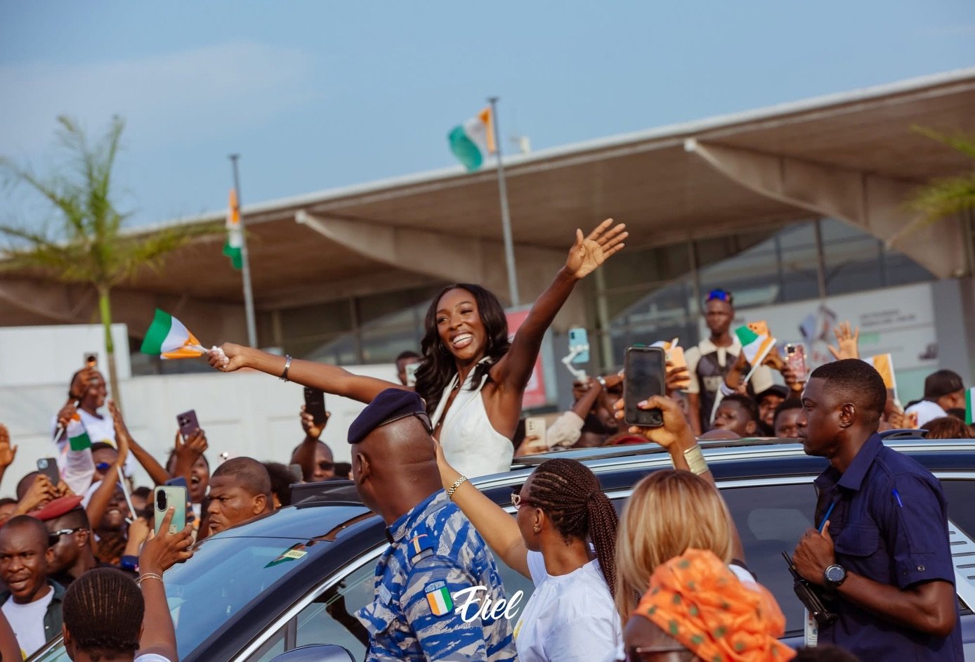 Côte d’Ivoire : Olivia Yacé accueillie en héroïne à Abidjan après sa brillante performance à Miss Univers 2025