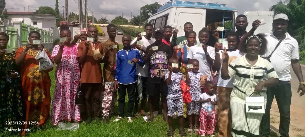 Côte d’Ivoire : Assangbadji (Akoupé), l’appui logistique de Valérie Yapo facilite l’accès de plus d’une quarantaine de personnes à la carte CMU
