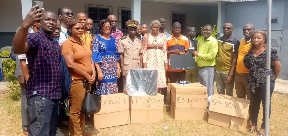 Bouaflé: Mme Koffi Bienvenue équipe en matériels informatiques les écoles, l’IEPP de N’douffoukankro et une radio locale