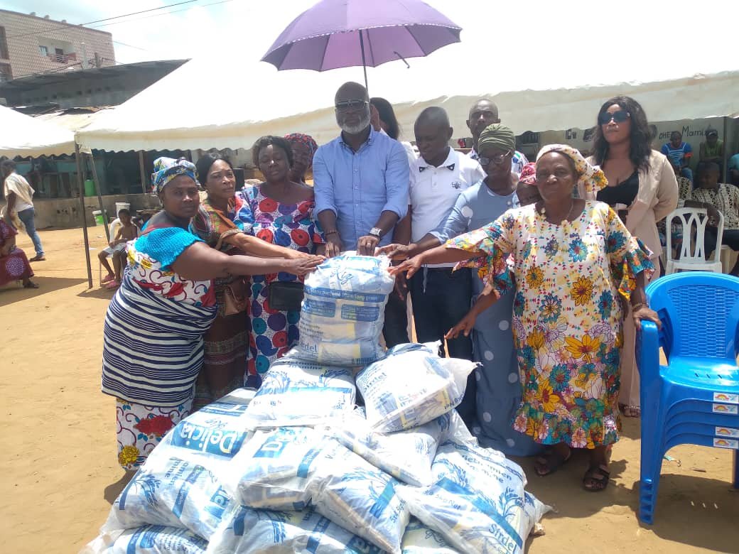 Yopougon: La Fondation Johnny Kouadio fait des dons d’une valeur de 4 millions FCFA à des veuves et à la jeunesse