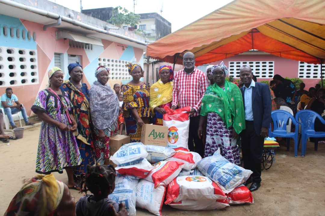 Impactées par la construction du 4ème pont: Des commerçantes de Yopougon reçoivent le soutien de la Fondation Johnny Kouadio