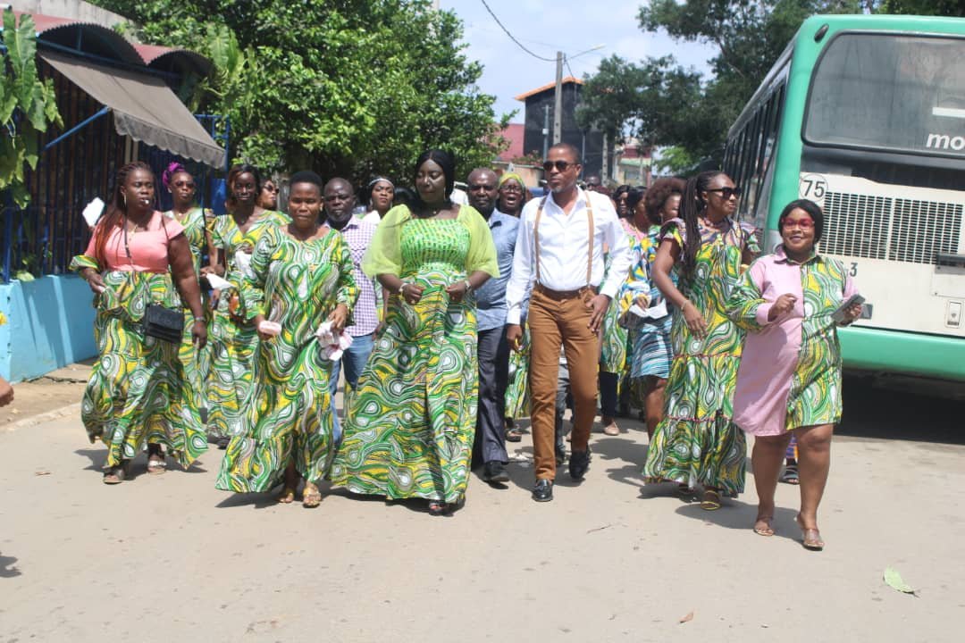 Fête des mères à Yopougon: La caravane de la Fondation Johnny Kouadio continue, le Lion blanc a visité plusieurs associations  féminines