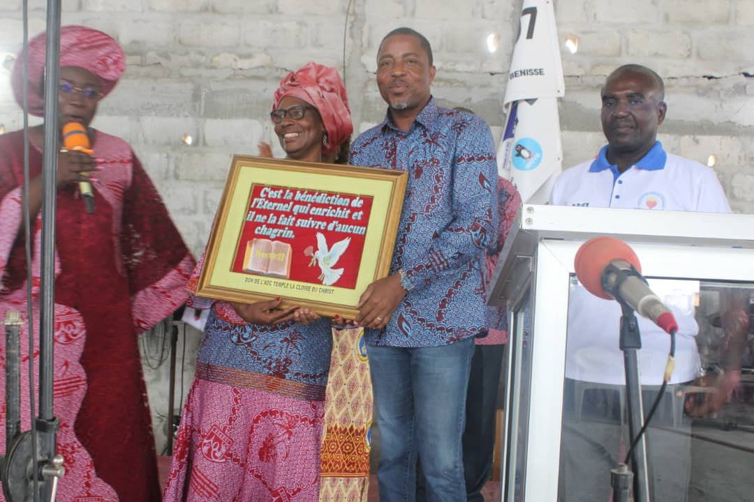 Yopougon: Le président de la Fondation Johnny Kouadio honore 800 mamans de la Selmer