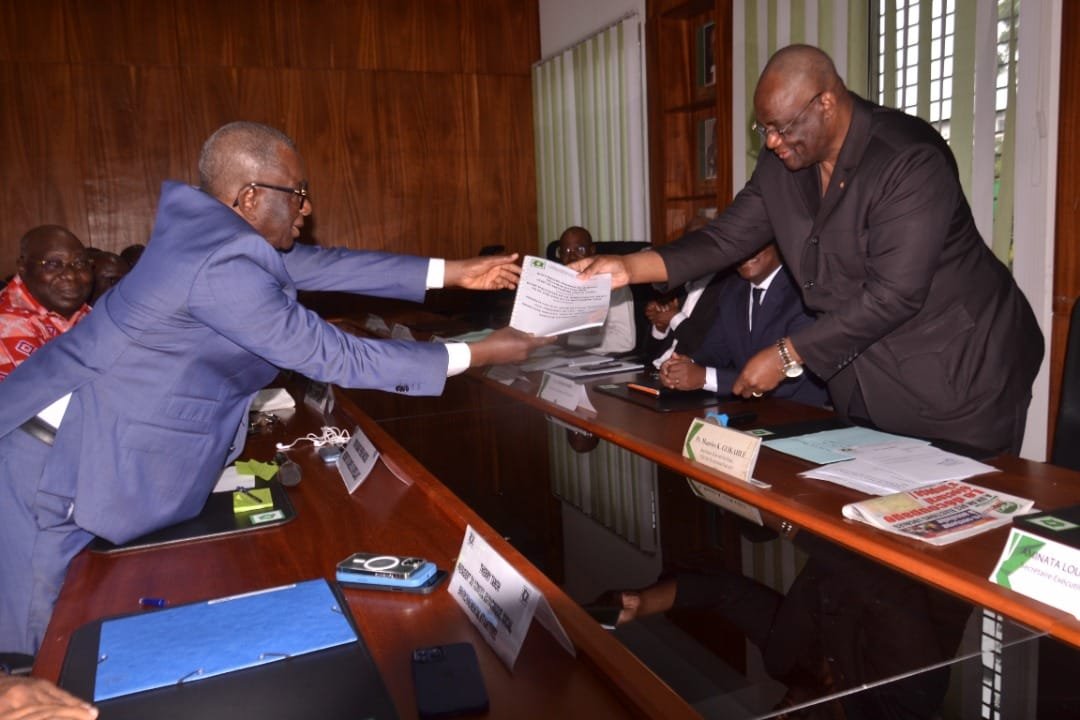 PDCI/Remise de bilans: Guikahué (CSE) et Thierry Tanoh (CESEC) remettent leurs documents à N’dri Narcisse (Conseil de Surveillance)