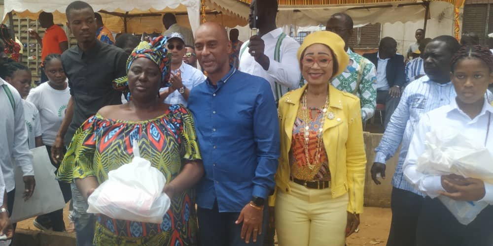 Yopougon/Politique sociale: Euphrasie N'guessan soulage des familles avec 1500 kits scolaires et alimentaires distribués à la Selmer