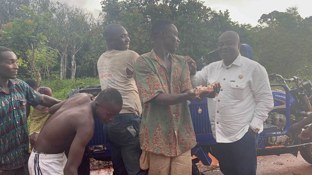 Duekoué: Un planteur confie sa peine au député Olivier Akoto sur le prix bord champ du cacao pratiqué dans le Guémon