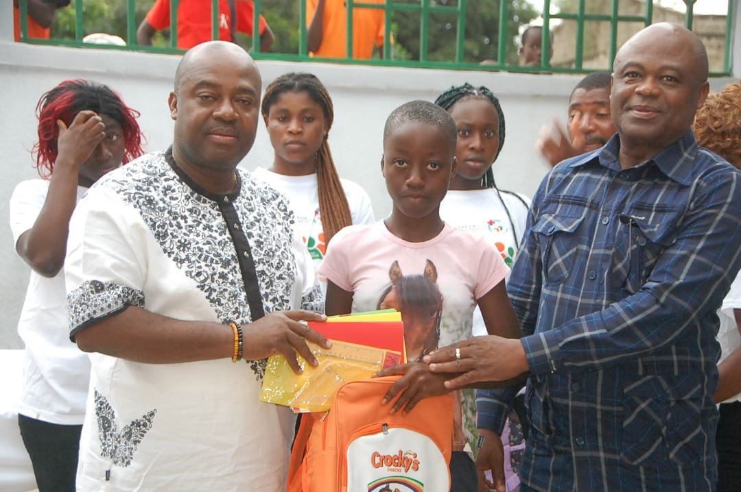 Daoukro: Le Député Akoto Olivier fait parler son cœur… plus  de 100 écoliers défavorisés et vulnérables reçoivent des Kits scolaires