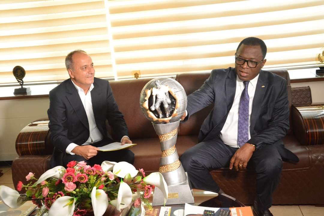 2ème édition de l’Open de Pétanque de Cote d’Ivoire : Le trophée "Paulin Claude Danho" présenté au ministre des sports
