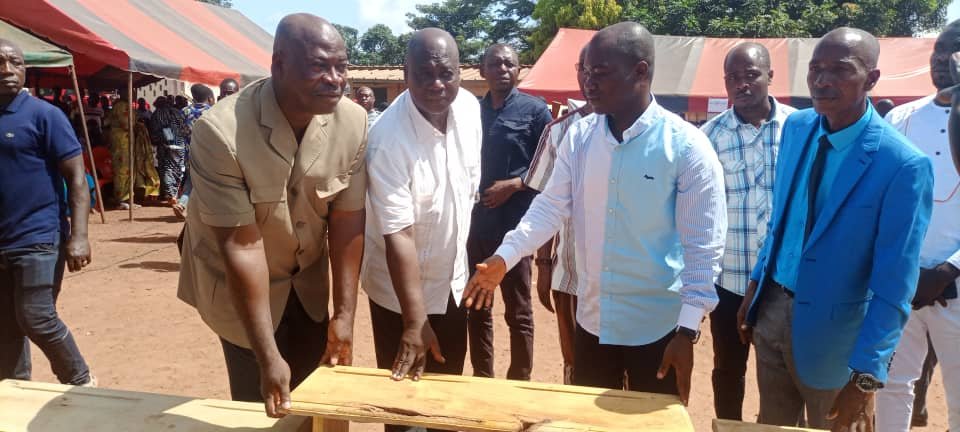 Bouaflé – EPP Aka N'guessankro: Houra Marc Kouassi offre 120 tables-bancs au groupe scolaire