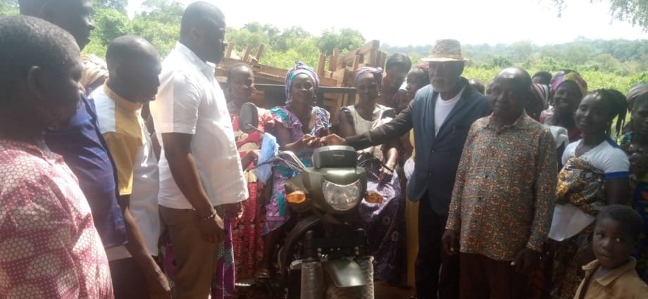 M’bahiakro : Raphael Diamala offre un tricycle à une association de femmes et distribue des kits scolaires et tables-bancs à l’école primaire d’Okoukro