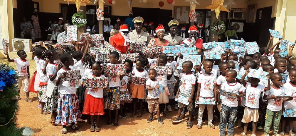 Ouellé/ Noël 2022 : Raymonde Goudou Coffie récompense les meilleurs élèves et couvre 300 enfants de cadeaux