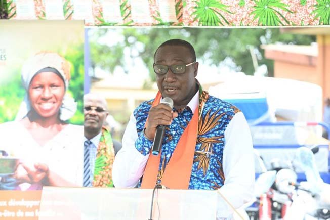 Bécédi-Brignan (La Mé): Yapi Florent a transmis les dons du couple Ouattara de plus de 59 millions FCFA de vivres et non-vivres aux femmes