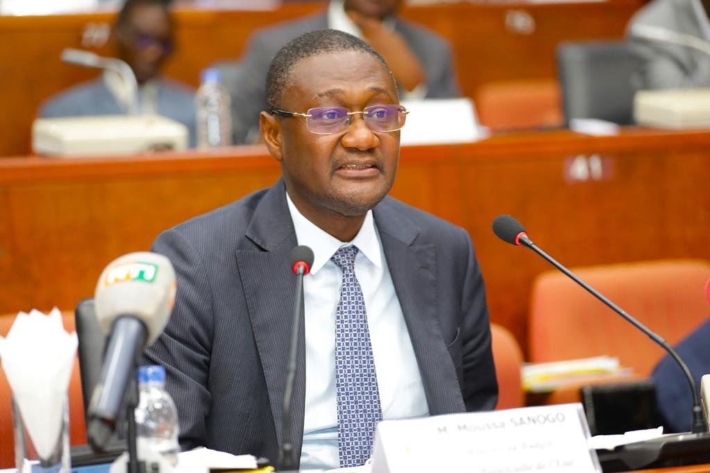 Depuis le Sénat, Moussa Sanogo révèle: «Le stock de la dette publique est projeté à 32000,1 milliards de FCFA en 2024»