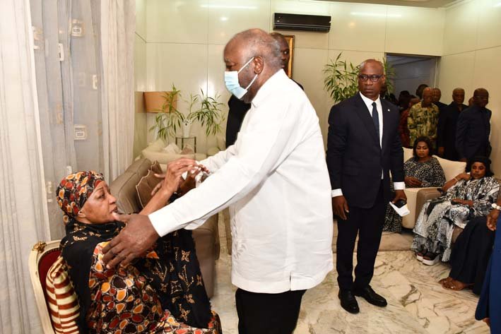 Décès d’Henri Konan Bédié : Alassane Ouattara, Laurent Gbagbo et la nation ivoirienne aux côtés de la famille éplorée (images fortes)