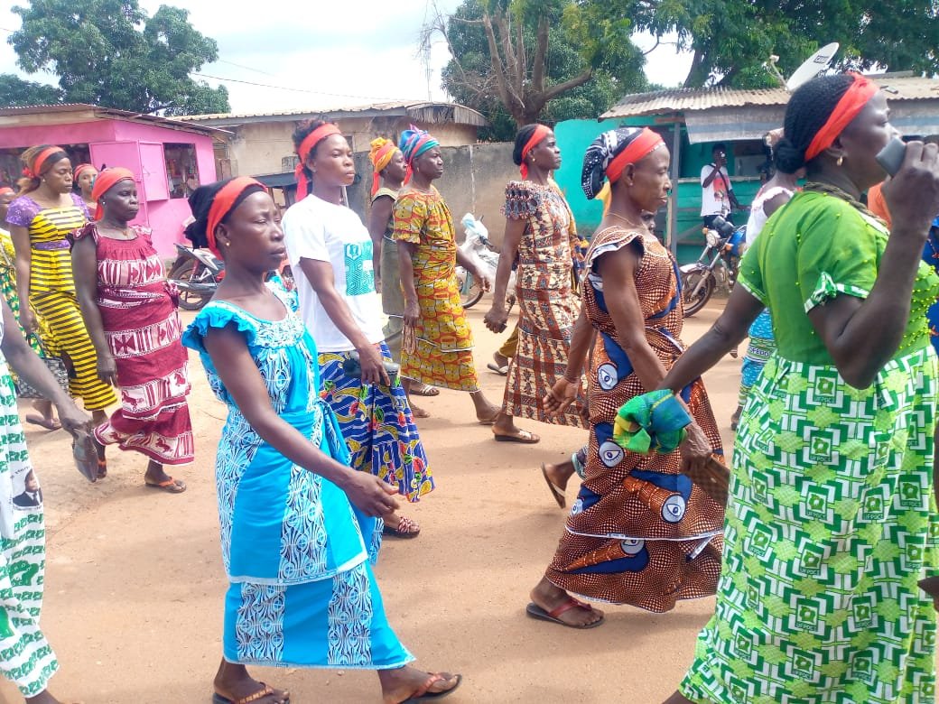 Décès du président Bédié: Les femmes marchent et pleurent dans les rues de Daoukro