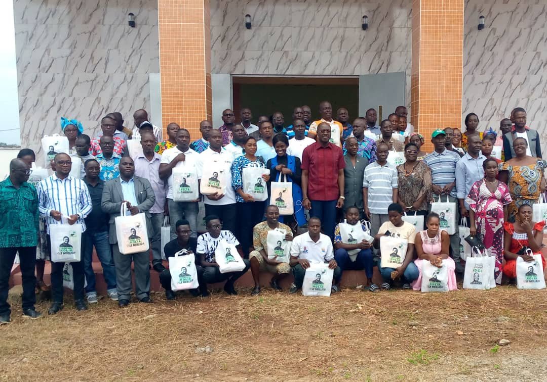 Daoukro / Rentrée scolaire 2023-2024: Traoré Adam-Kolia offre des kits scolaires à ses collaborateurs et aux journalistes