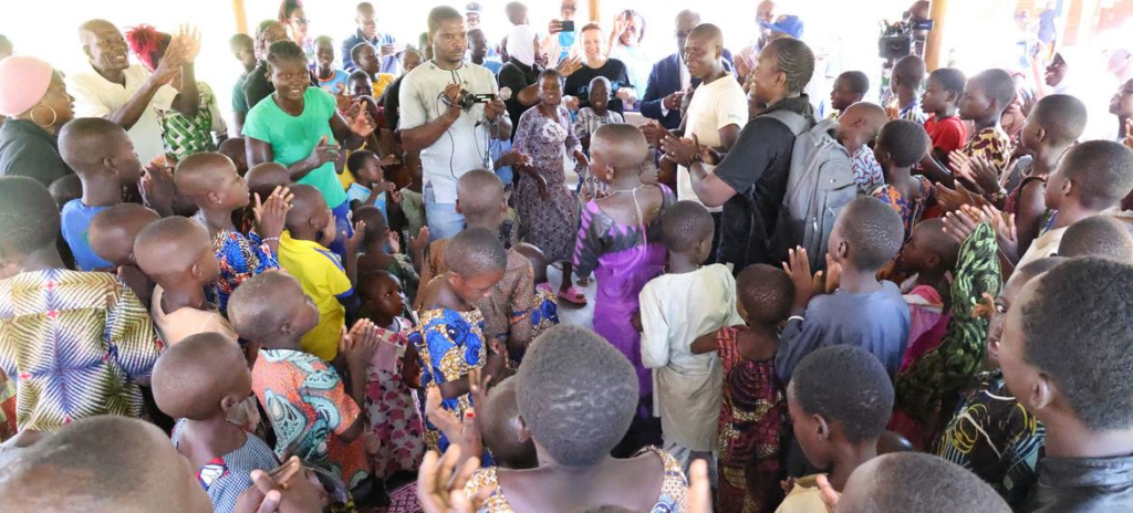 REPORTAGE – Kits scolaires, engrais, médicaments : dans le nord-ouest du Bénin, l’ONU apporte de l’aide aux réfugiés