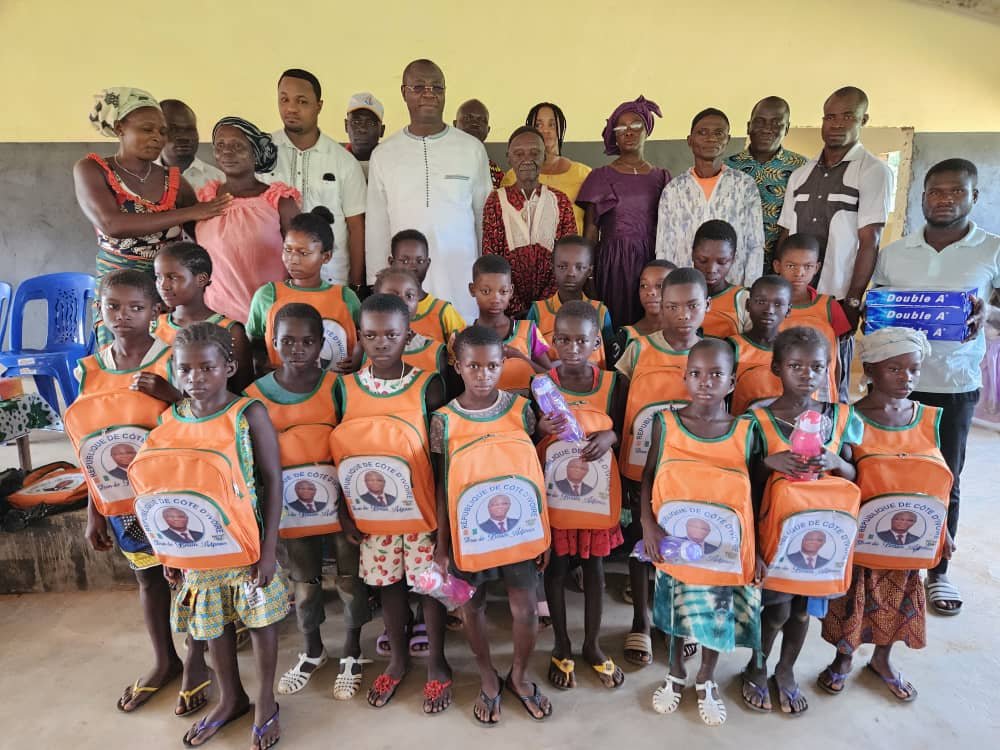 Prikro (Iffou): Jean-Claude Kouassi (LBTP) offre des kits scolaires et veut cadeauter les meilleurs élèves