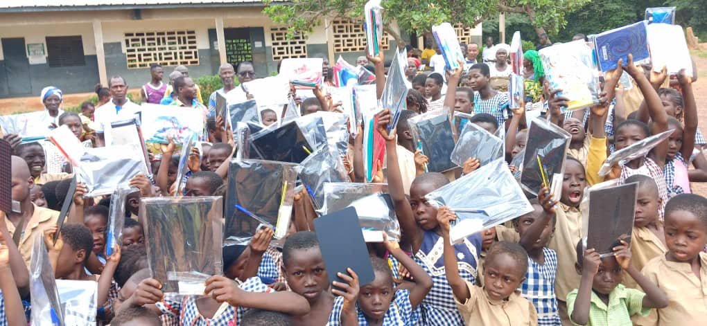 Ouellé (Iffou) : Innocent Yao, le CAO et l'ONG "Perpétuel secours" ont offert plus de 570 kits scolaires aux meilleurs élèves