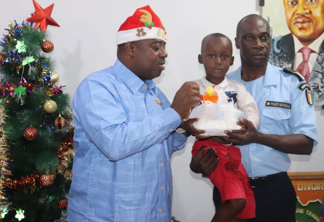 Daoukro (Iffou)/Noël 2023 : Avec le soutien du député Akoto, l'ONG ZOE offre 1.200 kits alimentaires aux tout-petits