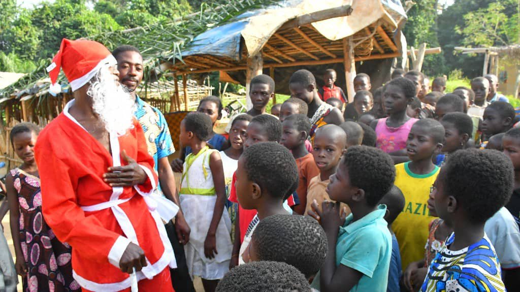 Djédouabo (Daoukro)/Arbre de Noël: Patrice Yao cadeaute les enfants, les sensibilise avec leurs parents sur les extraits de naissance