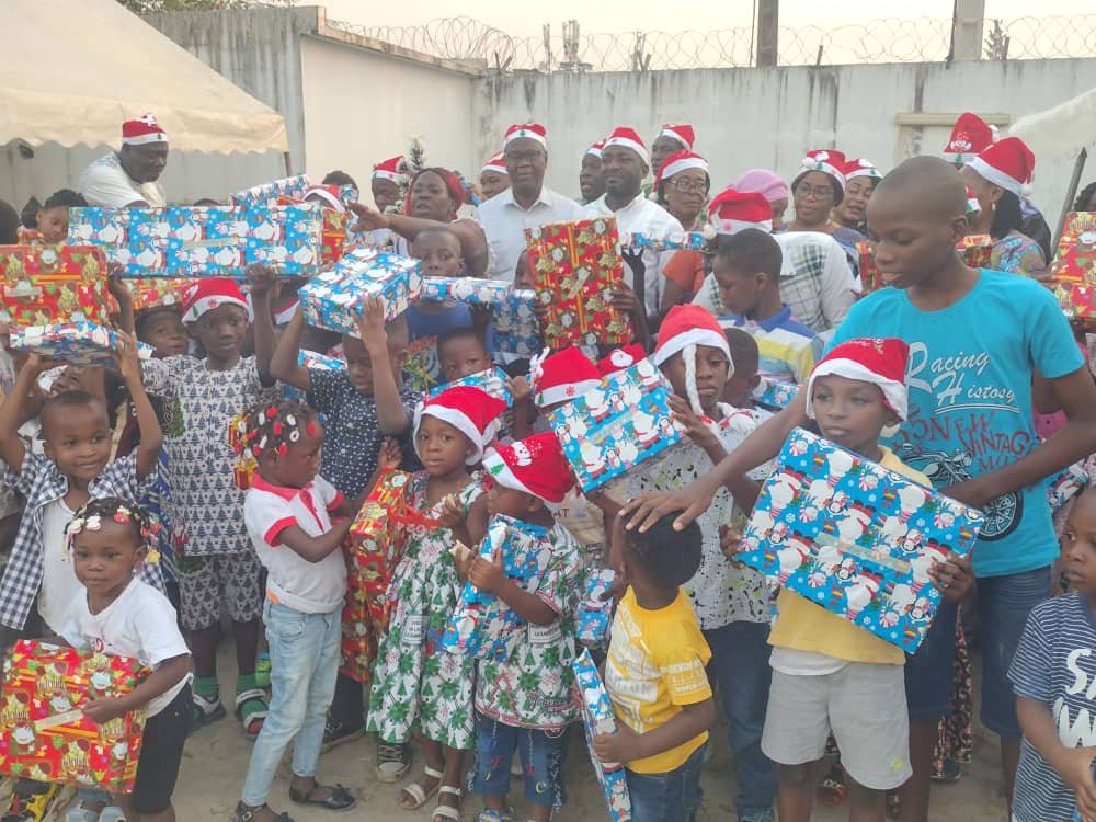 Noël à Yopougon : Les AMIS-SG PDCI-RDA célèbrent et cadeautent 300 enfants des secrétaires généraux de section