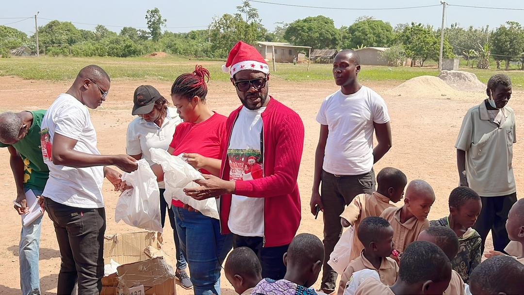Noël 2023 en Côte d’Ivoire : André Silver Konan donne la joie à 2500 enfants défavorisés des villages et campements de Bocanda