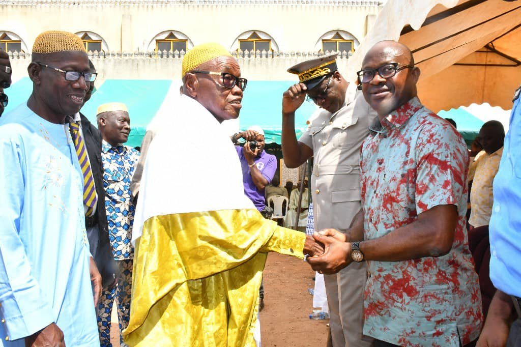 Daoukro (Iffou) : Théophile Kouassi apporte son soutien à la chefferie traditionnelle, à la jeunesse et aux femmes de Dioulakro