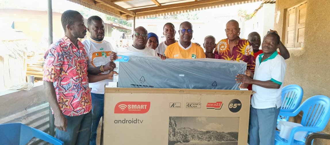 Région du Bélier/CAN de l’hospitalité: Konan Raymond offre des téléviseurs à des villages