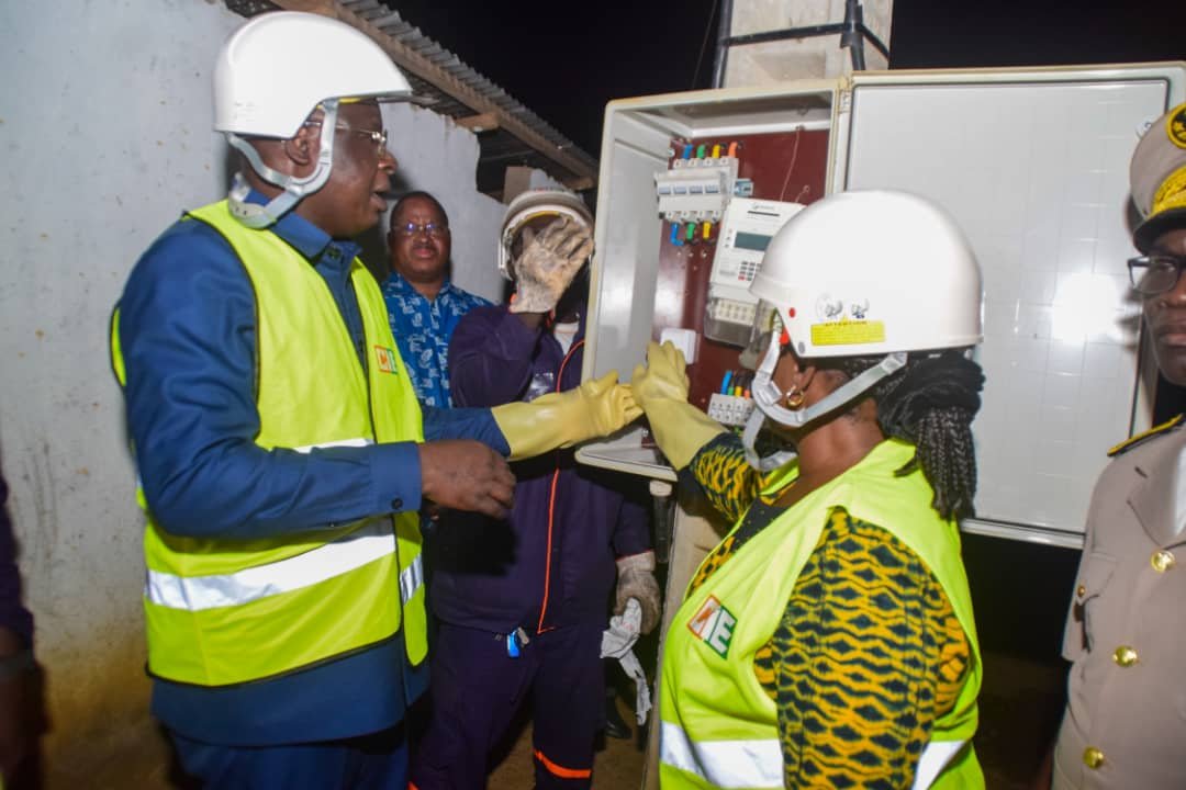 Toumodi: Connectées au réseau électrique, la gratitude des populations de Yobouébo à Alassane Ouattara, Amedé Kouakou et Raymonde Goudou