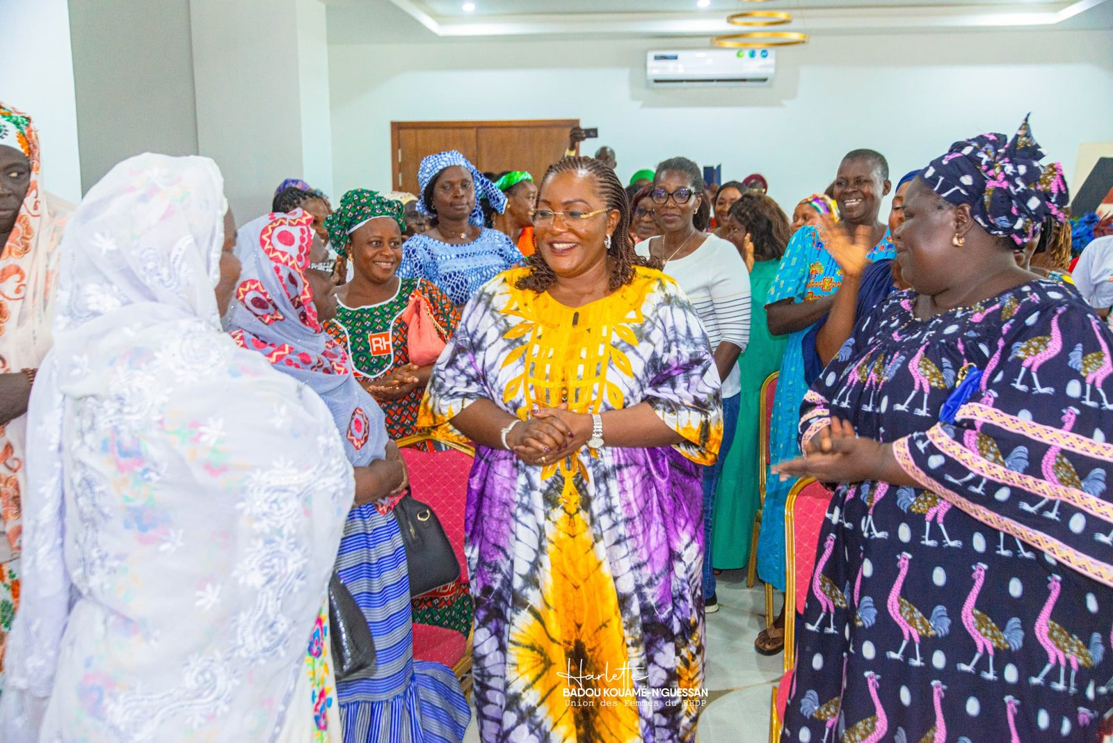 CIV/UF-RHDP : En route pour Korhogo, Harlette Badou échange avec des femmes à Bouaké