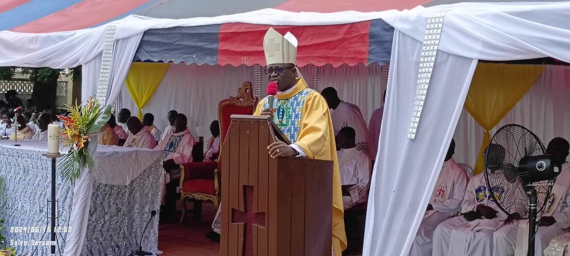 75 ans de la PNDP : "Jésus-Christ est venu à M’bahiakro depuis 75 ans", selon Mgr Jacques Assanvo Ahiwa… Diamala Raphaël aux côtés des fidèles chrétiens