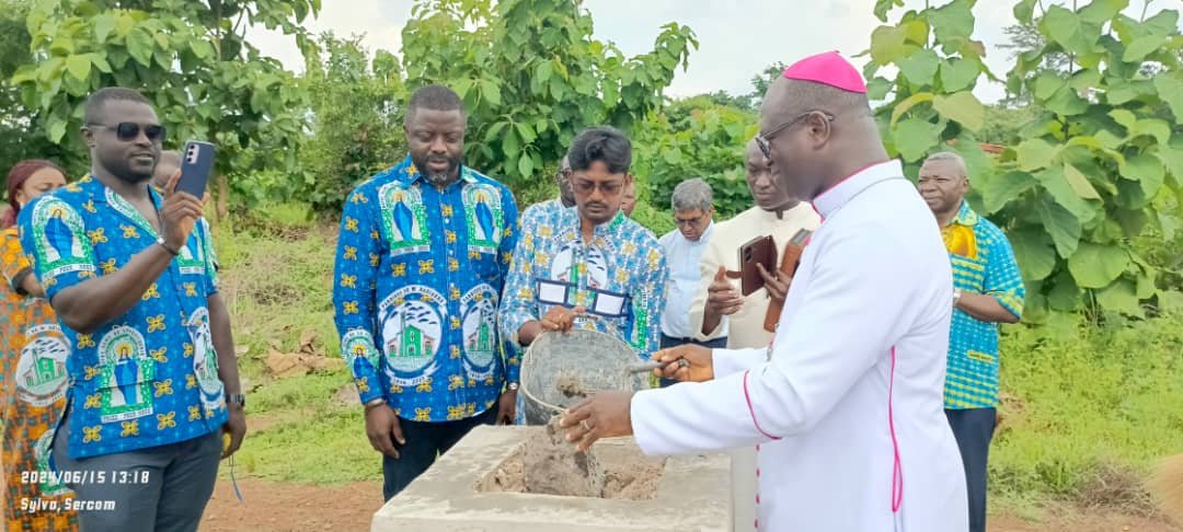M'bahiakro /75 ans de la PNDP : MGR Jacques Assanvo Ahiwa pose la 1ere pierre d’une seconde Paroisse