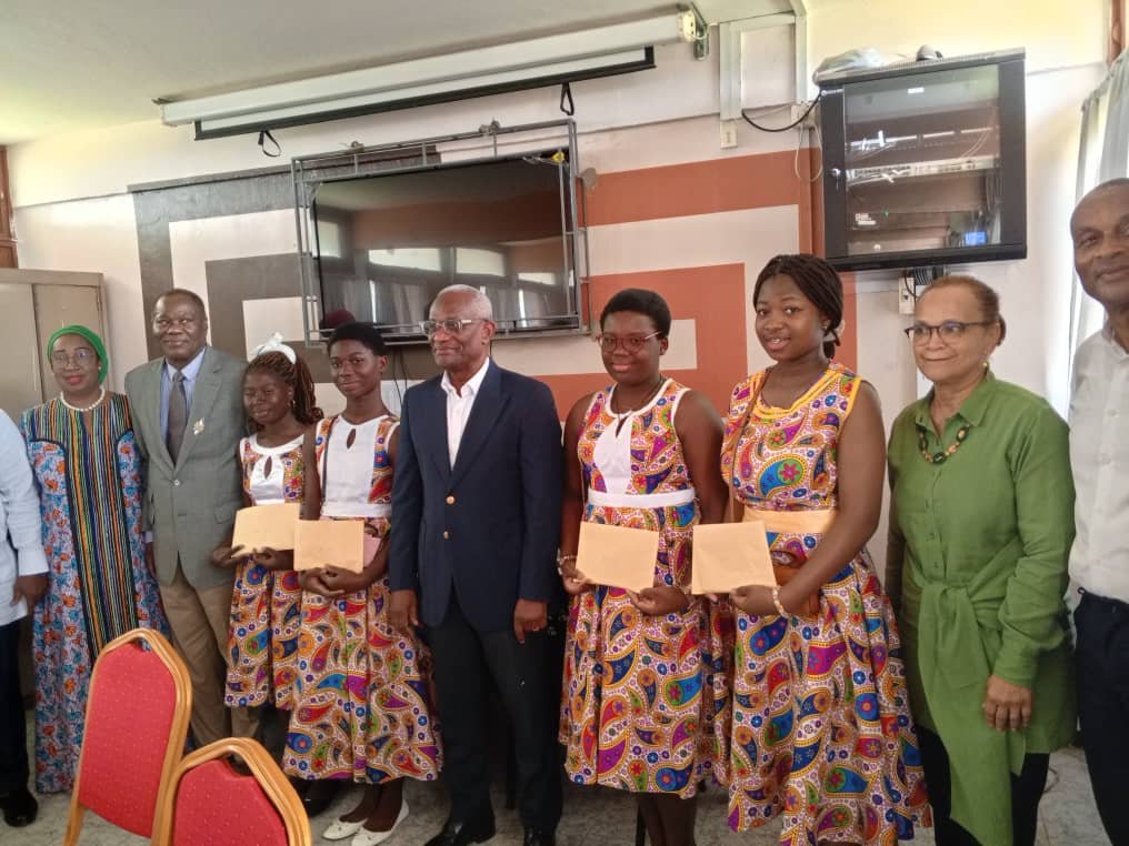 Yamoussoukro/Résultats au Bepc et au Bac 2024: Koblavi-Diby Michel récompense 04 filles du Lycée Mamie Adjoua, à hauteur de 3.5 millions