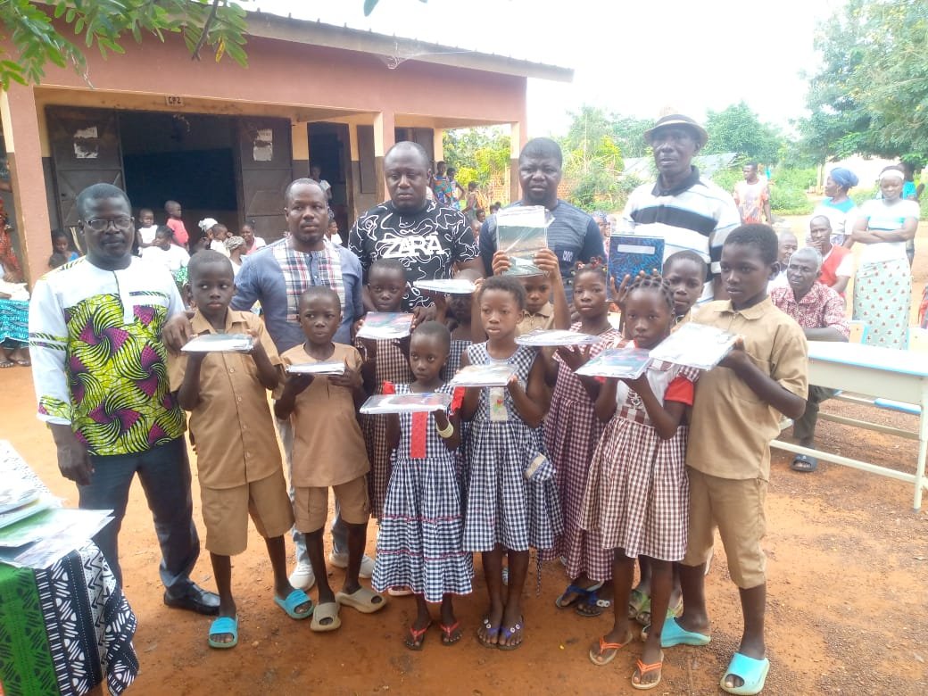 Ouellé (Iffou) : Innocent Yao et les Amis de Ouellé remettent les kits scolaires aux écoliers de plus de 9 villages