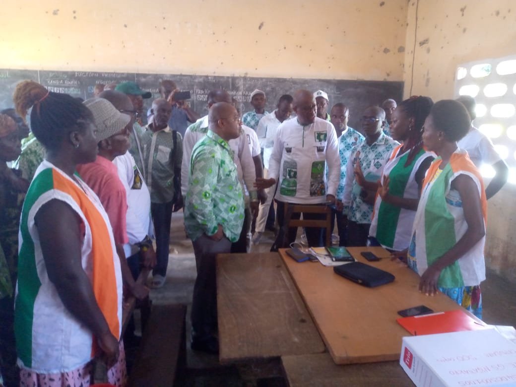 M'bahiakro (Iffou) / RLE : Le sénateur Kouadio Kpli Delphin lance l'opération dans le District des Lacs