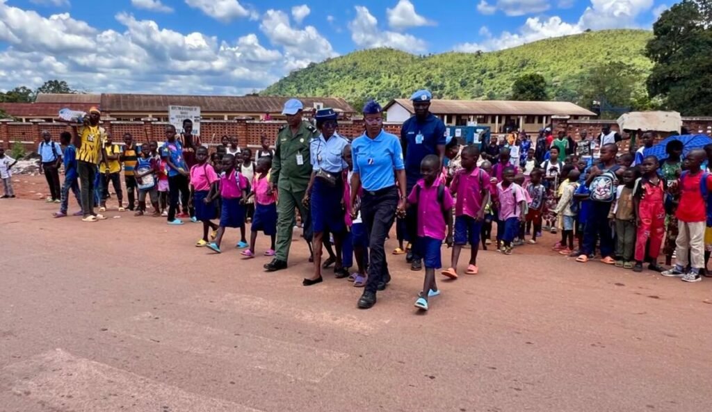 Les forces de sécurité intérieure et la MINUSCA sensibilisent des écoliers de Bangui à la sécurité routière