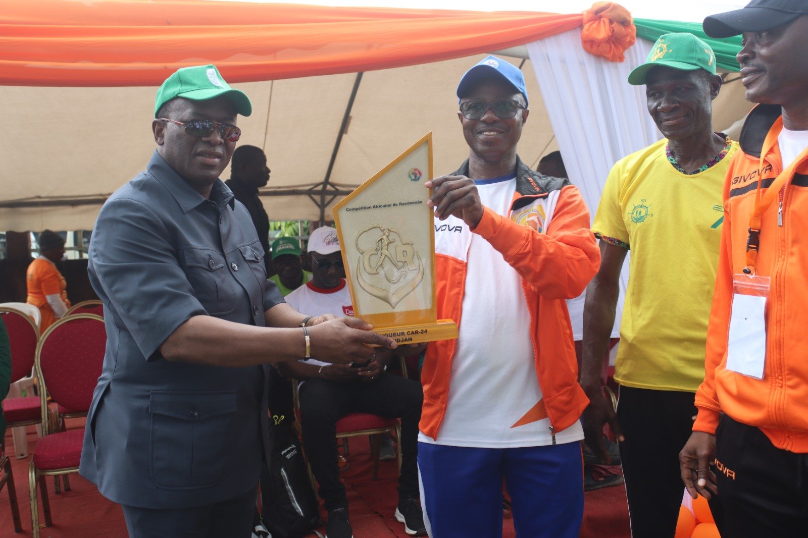 CIV/Apothéose de la CAR 24 : Le ministre Danho Paulin remet le trophée au Bénin