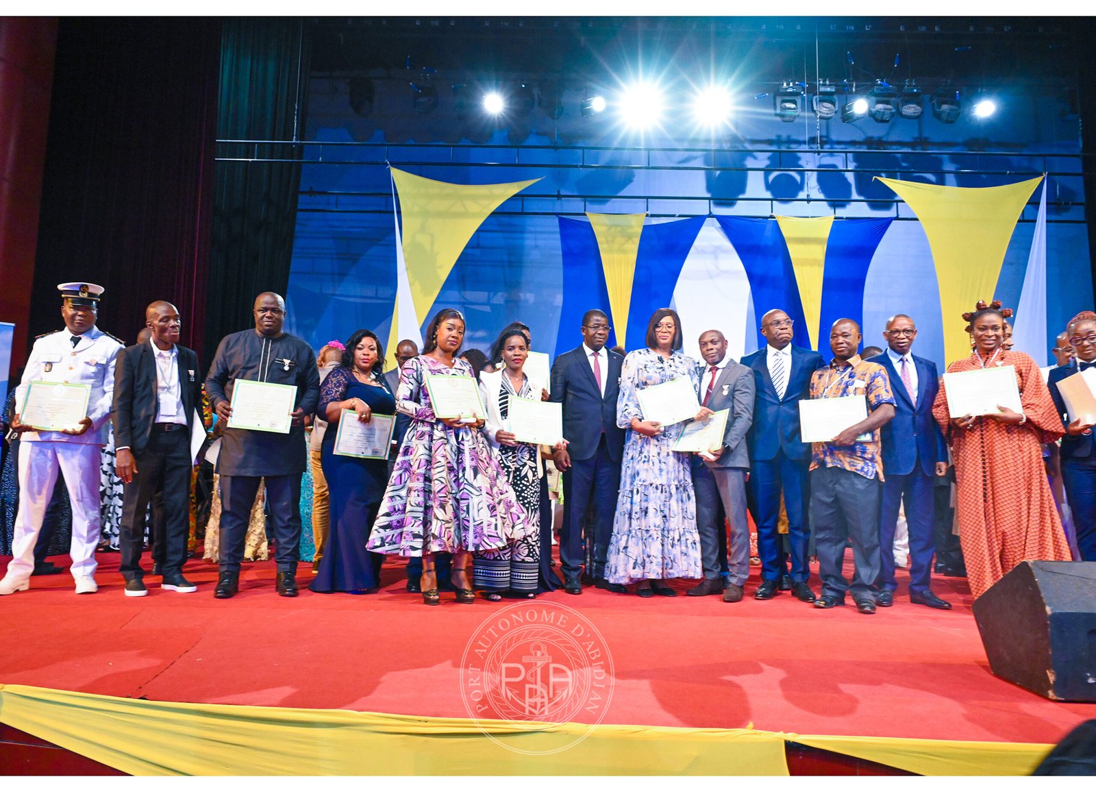 Médaille d’honneur du travail : Le Directeur Général Hien SIE et 377 Agents du Port Autonome d’Abidjan distingués
