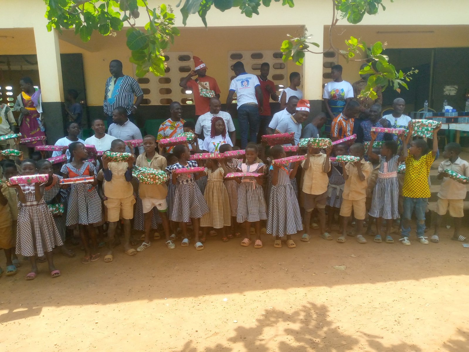 Daoukro) / Arbre de Noël 2024: Un cadre cadeaute des élèves de l'EPP Kouassidiètèkro