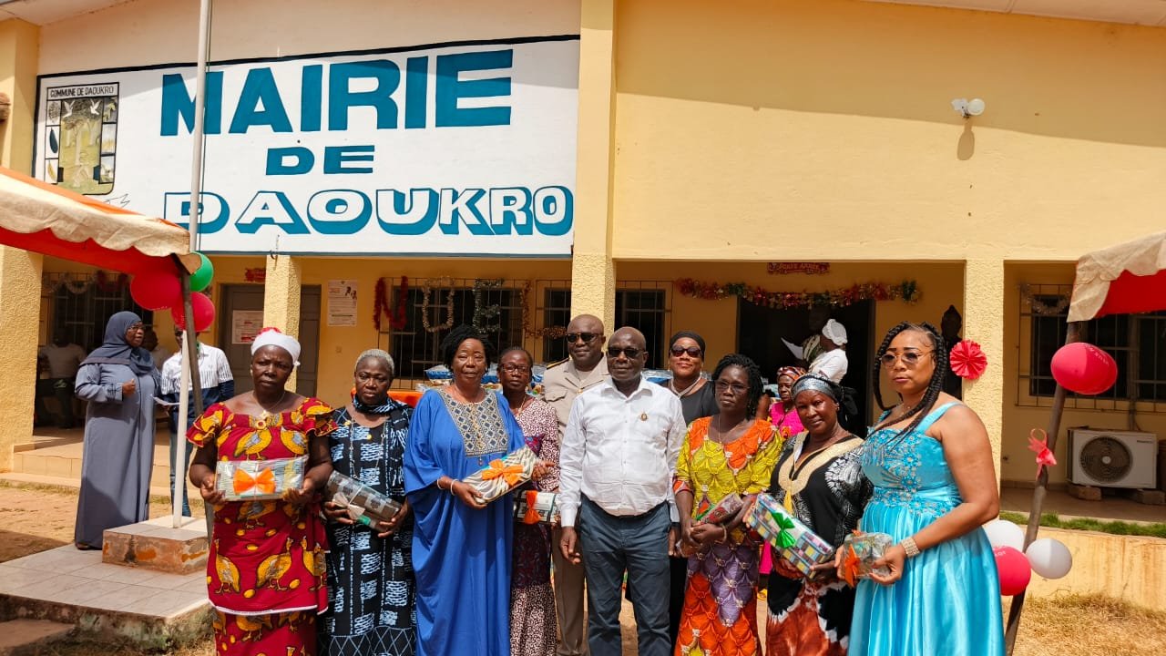 Daoukro (Iffou)/Fêtes de fin d’année: Djè Koffi cadeaute des femmes, rend hommage à 3 agents retraités et remet des kits alimentaires à plusieurs personnes
