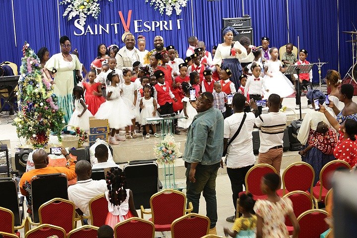 Yopougon/Fêtes de fin d’année : Zié Daouda Coulibaly distribue 500 cadeaux aux enfants de l’Ujyop et de l’église Mcv