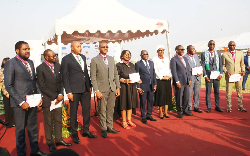 Côte d'Ivoire: 𝐓𝐫𝐚𝐧𝐬𝐢𝐭𝐢𝐨𝐧 𝐧𝐮𝐦é𝐫𝐢𝐪𝐮𝐞 𝐞𝐭 𝐃𝐢𝐠𝐢𝐭𝐚𝐥𝐢𝐬𝐚𝐭𝐢𝐨𝐧, 𝟏𝟓𝟓 𝐚𝐜𝐭𝐞𝐮𝐫𝐬 𝐝𝐮 𝐬𝐞𝐜𝐭𝐞𝐮𝐫 𝐝é𝐜𝐨𝐫é𝐬 𝐝𝐚𝐧𝐬 𝐥'𝐎𝐫𝐝𝐫𝐞 𝐝𝐮 𝐌é𝐫𝐢𝐭𝐞 𝐝𝐞𝐬 𝐓é𝐥é𝐜𝐨𝐦𝐦𝐮𝐧𝐢𝐜𝐚𝐭𝐢𝐨𝐧𝐬